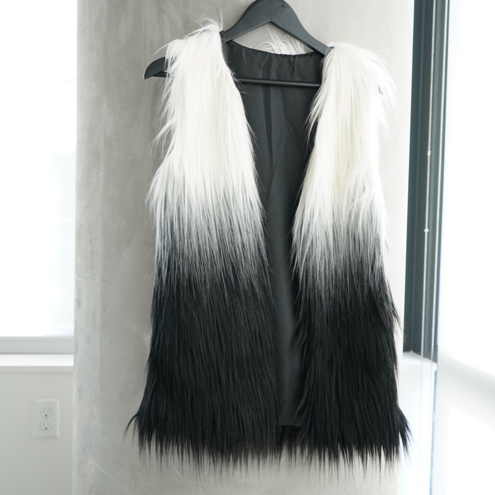 ⚡️Sample Sale⚡️ Sleeve Faux Fur Jacket - Picture 2 of 3